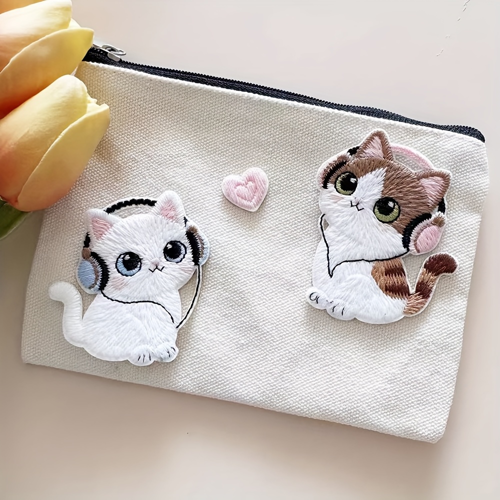 Vier geassorteerde schattige cartoon kattenborduurpatches met hoofdtelefoon, grappige badges borduurwerk applique kledingsticker kledingdecor