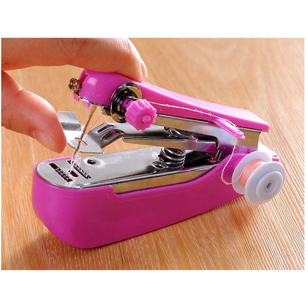 1pc Draagbare Mini Handleiding Naaimachine Eenvoudige Bediening Naaien Gereedschap Naaien Doek Stof Handige Handwerken Tool Willekeurige Kleur