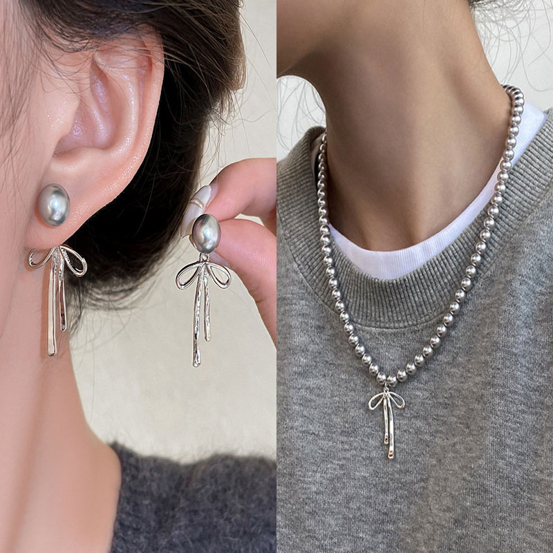 Collana con ciondolo papillon con perla imitazione grigia alla moda per donna impostato di gioielli di tendenza con orecchini a forma di fiocco fatti a mano semplici: Luce di Colore Giallo Oro