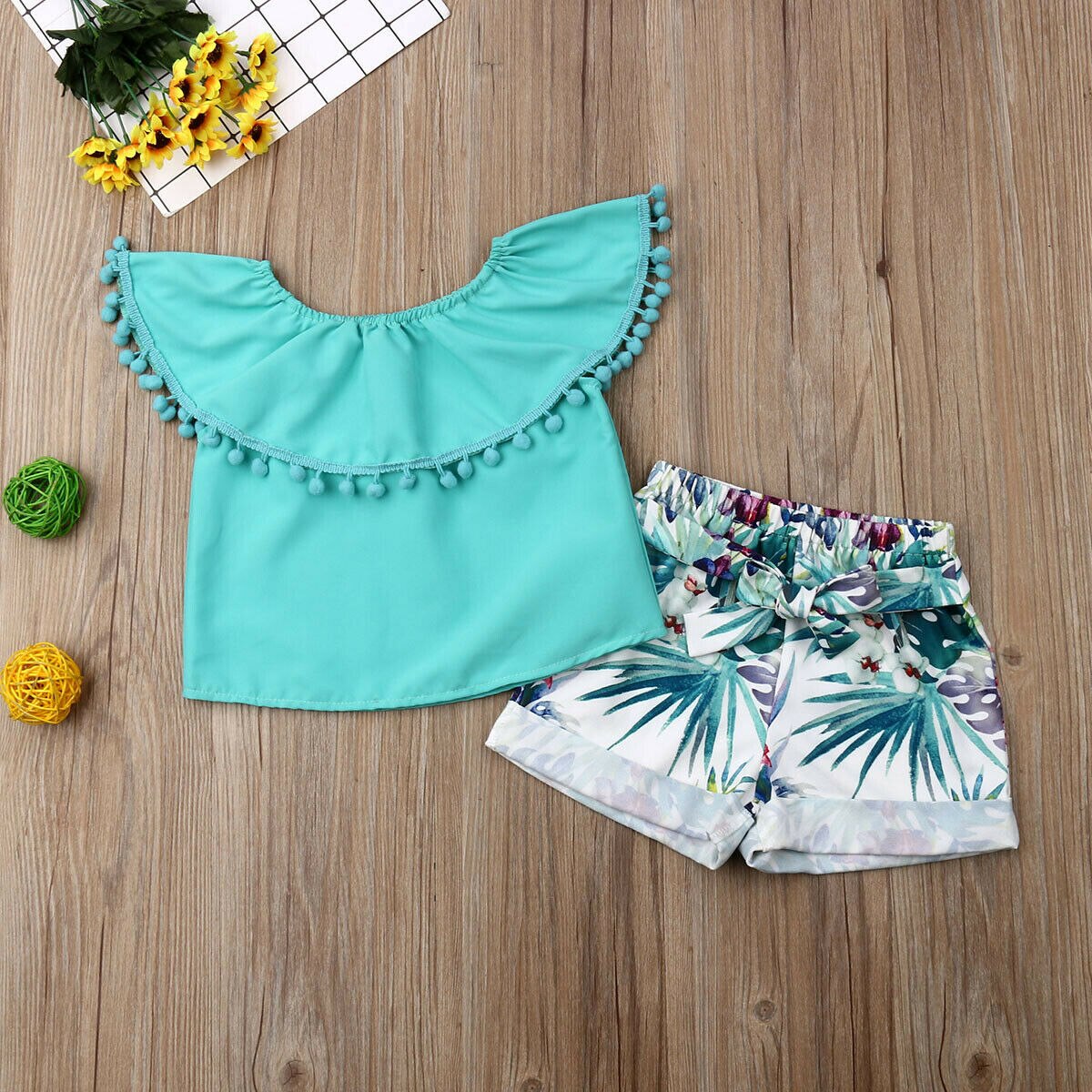 2 stuks baby- en kindermeisjes zomeroutfits met kwastjes, ruches, effen topjes en een short met bloemenprint