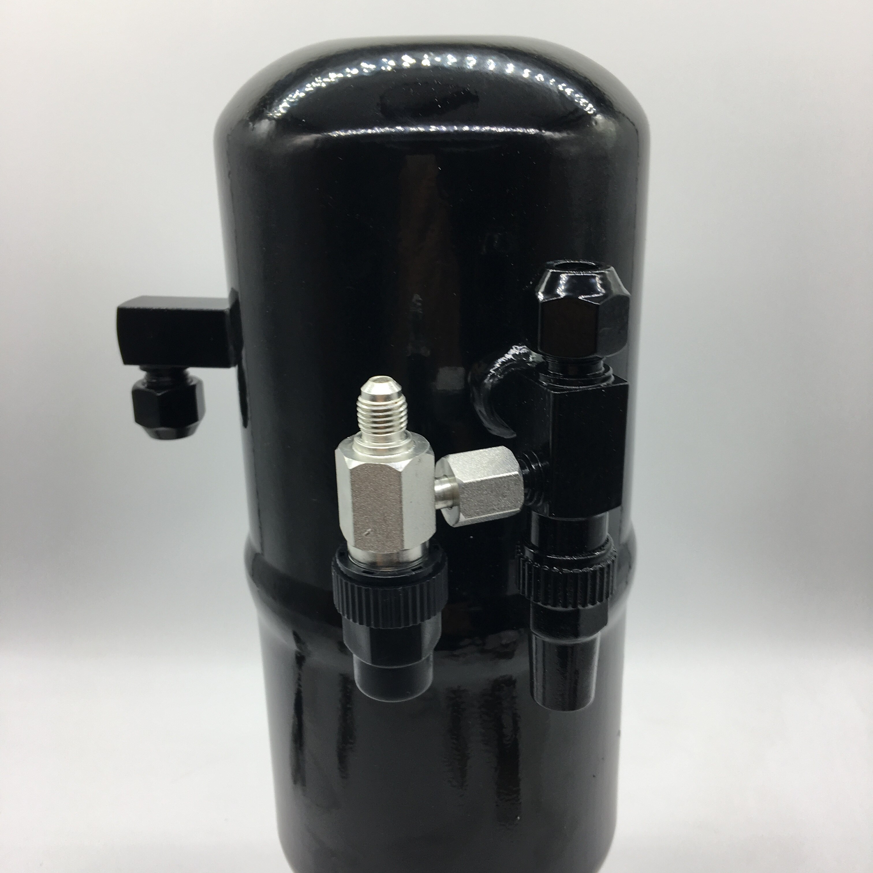 Vandret rotalock-afspærringsventil arbejder sammen med vinkelventil, der giver adgang til flere funktioner i køleenheden
