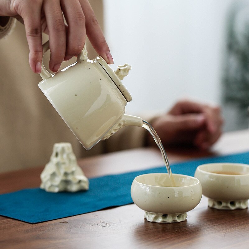 Ceramic tea cans, small sealed tea cans, tea bins, lake stone bean yellow glaze tea cans