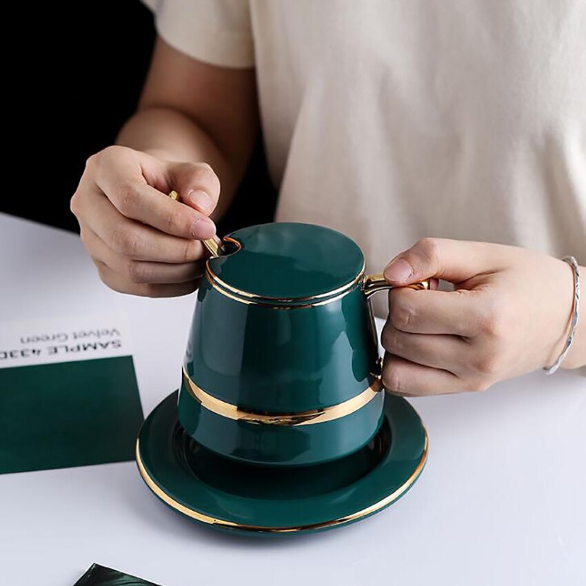 Grønne porcelæn kaffekopper i guld med underkop, låg, blandesked, til drinks, latte, cafe mokka cappuccino og te  - 450ml