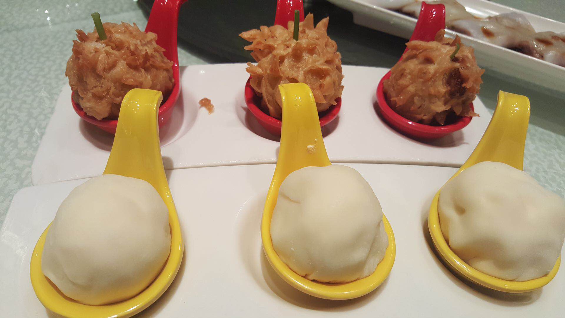 2Pcs Ceramic Spoon Tableware Soy Sauce Dish Home Sauce Mini Spoon Spoons Cuttlefish Balls Placed On A Saucer Tableware