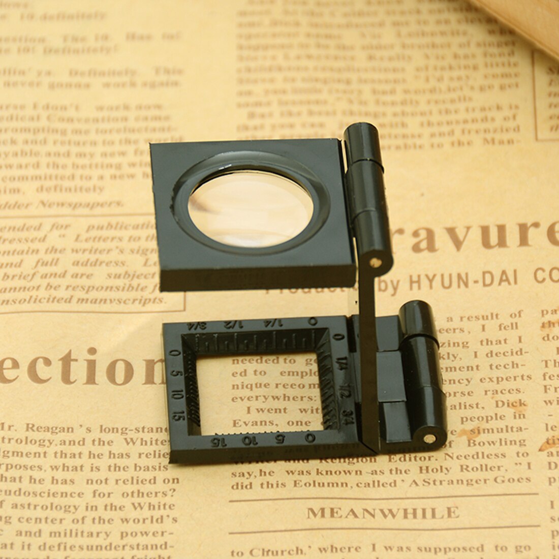 Mini Magnifier Portable Mini Pocket Metal Magnifiers Jewelry Loupe Folding Scale Magnifier 10X Tool Table Magnifier