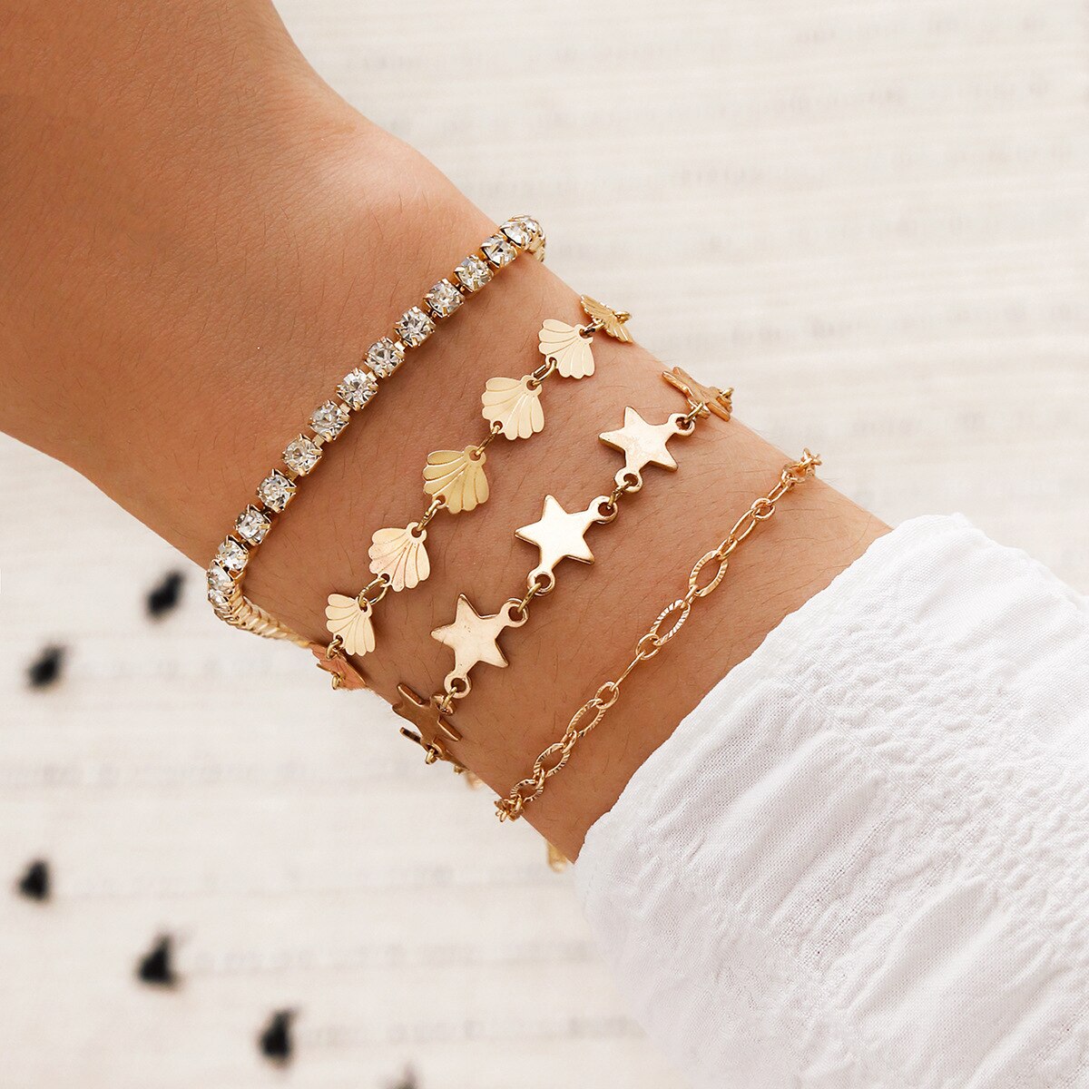 Armbanden met bedels van legering in goudkleur, sterren en schelpen, set van 4 , armbanden met strasssteentjes voor dames, sieraden en handkettingen: Default Title