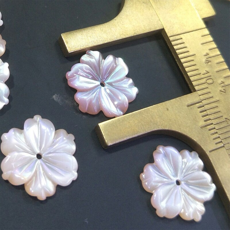 Perles de fleurs sculptées en nacre exquise pour bijoux