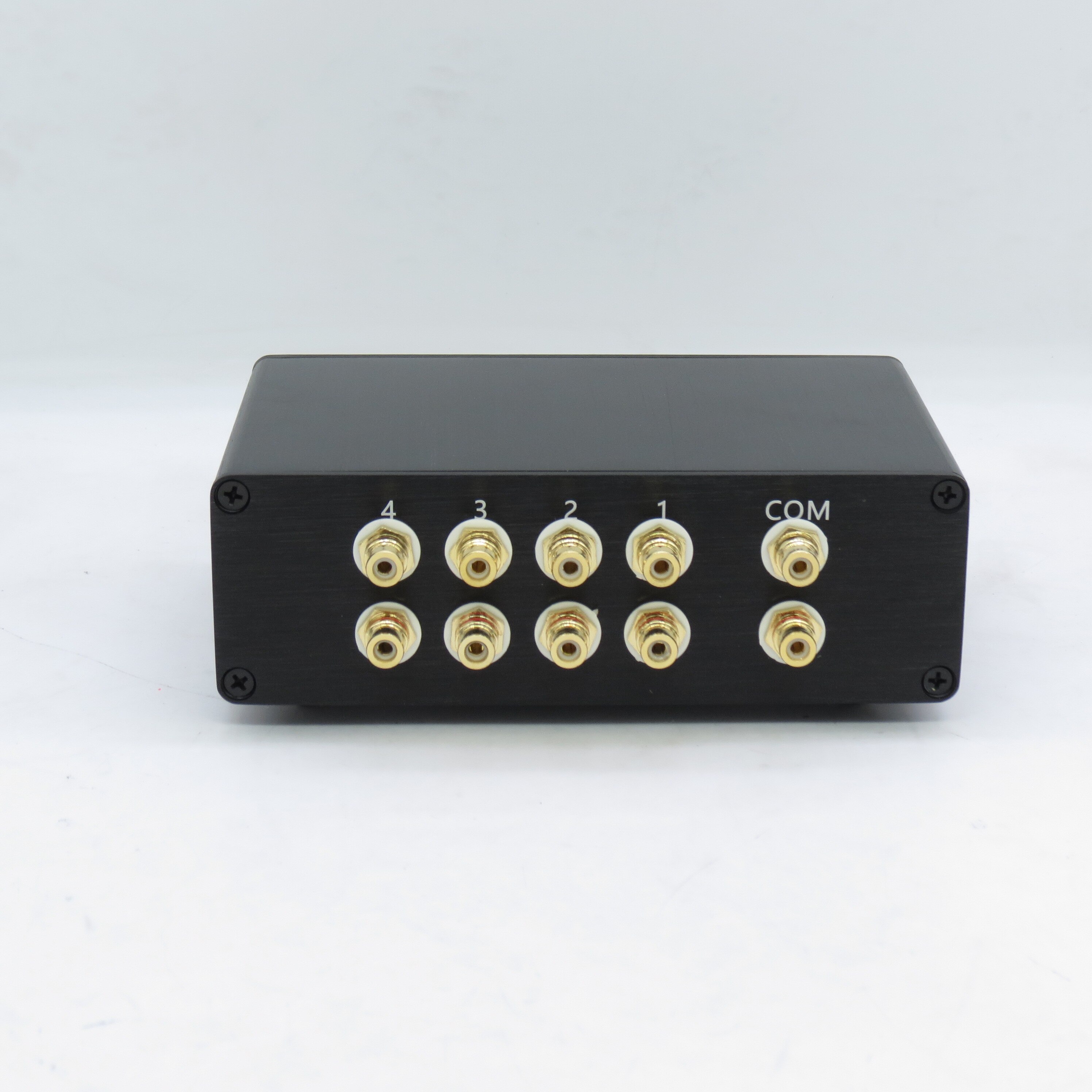 4 (1)IN 1 (4)OUT 4 way audio INPUT RCA signal cable splitter selector switcher switch schalter Source connector audio selector