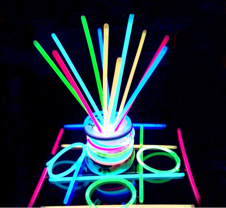 100Pcs Weihnachten Party Neon Glowstick Licht Stick Kinder Lustige Glow Stick Spielzeug Glow in The Dark Fluoreszierende Armband Spielzeug für Kinder