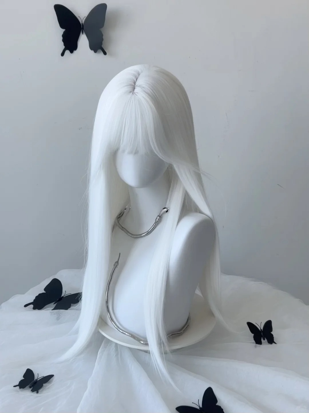 Peluca blanca con flequillo, pelucas de pelo largo y liso, peluca sintética de 28 pulgadas para mujer, pelucas de Cosplay de fibras resistentes al calor, pelucas Lolita