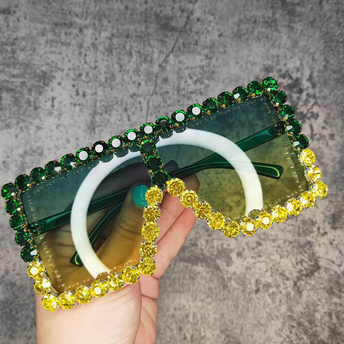 Overdimensionerede hipster farverige solbriller til kvinder luksuriøse diamant bling krystal solbriller til mænd  uv400 syninger briller: Sort