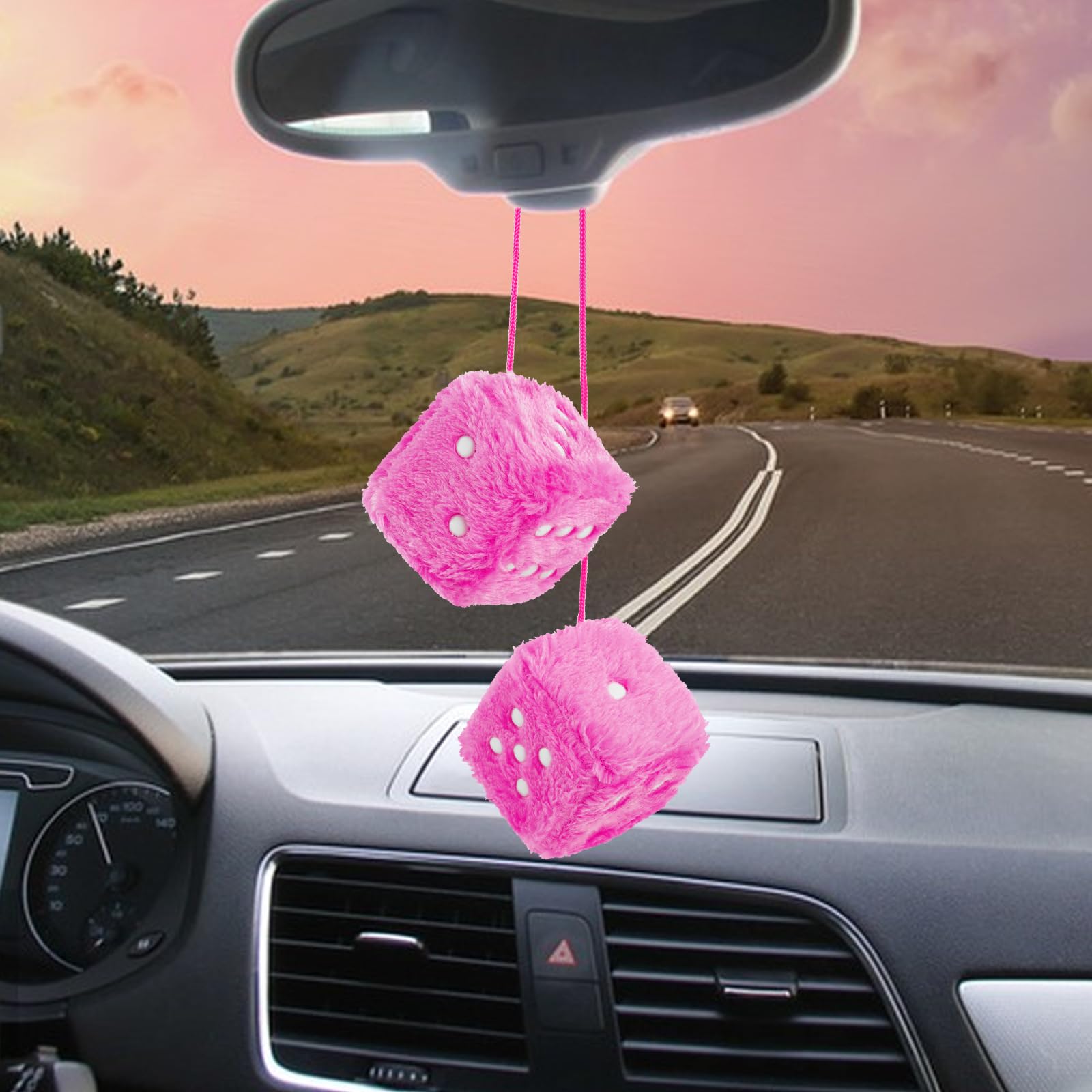 Dés pelucheux pour miroir de voiture, paire de dés en peluche pelucheux carrés rétro de 2.7 pouces avec points pour suspendre des accessoires de voiture, intérieur moelleux