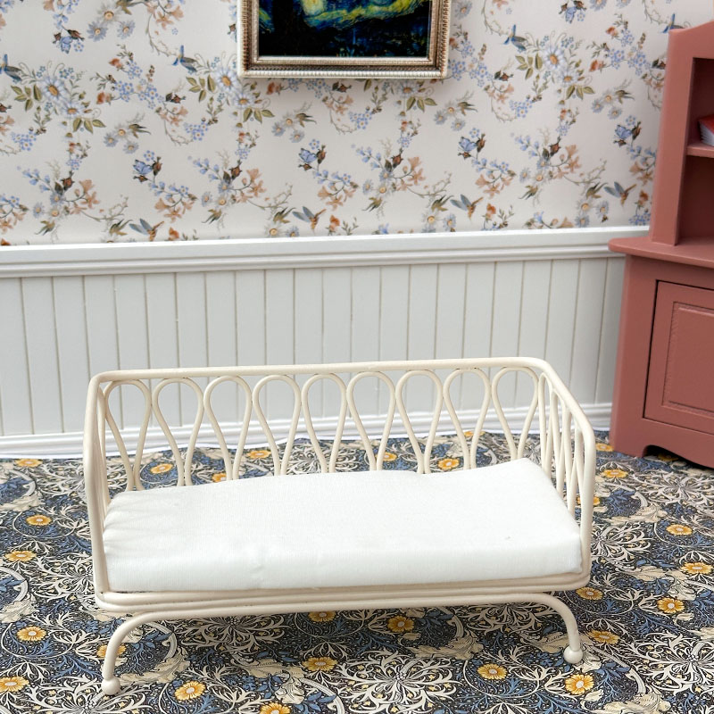 Witte metalen enkele en dubbele banken met witte kussens, minimalistische stijl, schaal 1:12, voor BJD/Ob11/pretend meubeldecor: lichtgeel