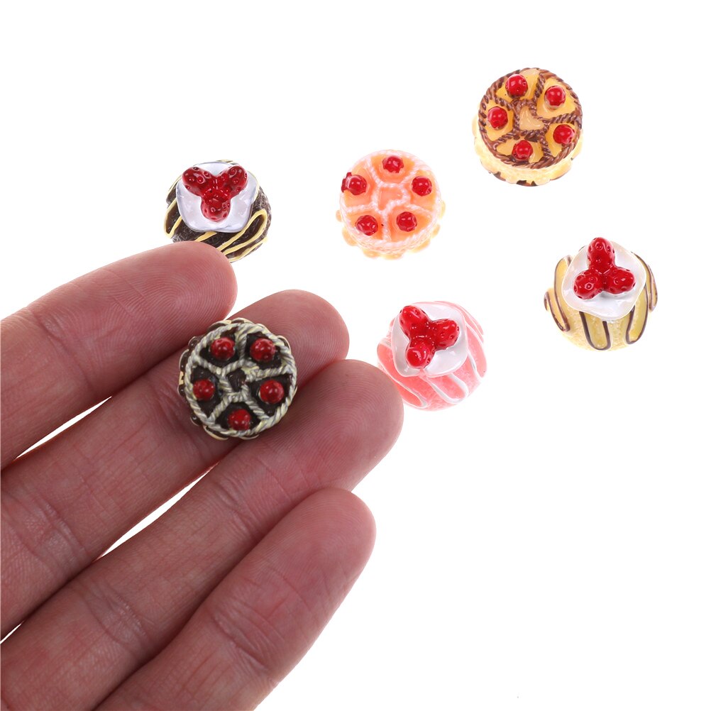 6 Teile/los Gefälschte Erdbeere Kuchen Lebensmittel Harz Flatback Flache Rückseite Cabochon Kawaii DIY Harz Handwerk Dekoration Puppenhaus Miniatur