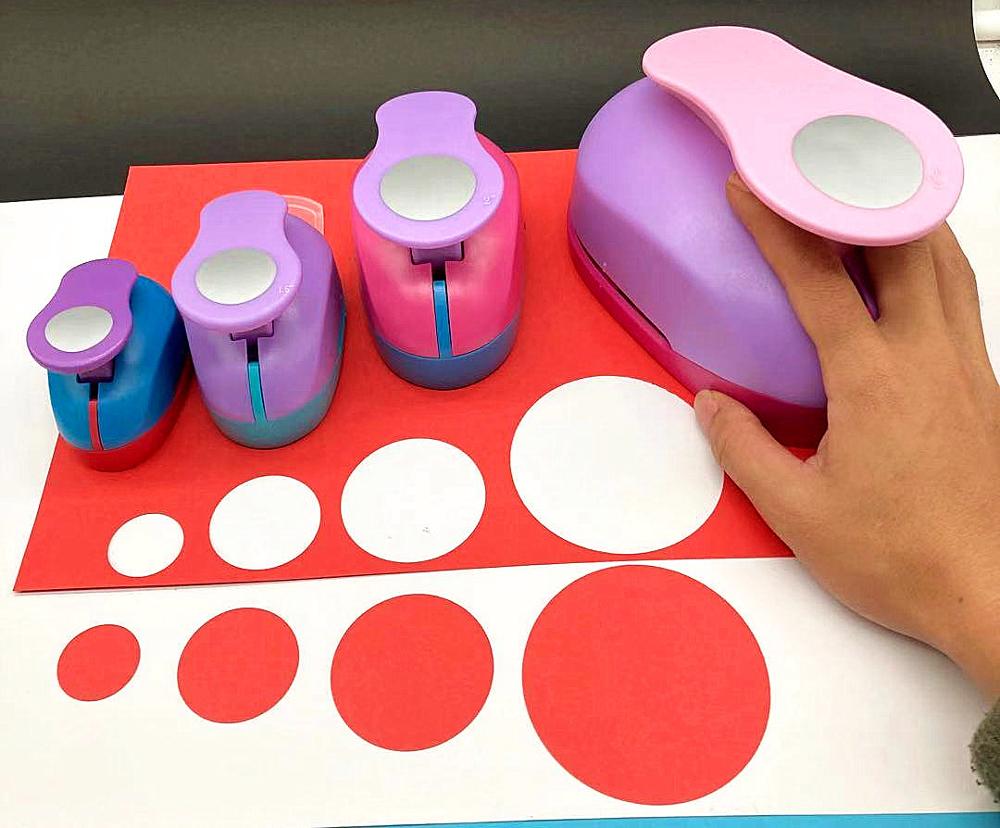 1Pcs Ronde Perforator Diy Embossing Apparaat Kinderen Educatief Embossing Machine Handmatige Papiersnijder Schoolbenodigdheden