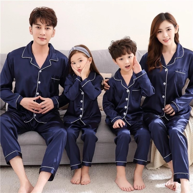 Familj matchande pyjamas set far mor dotter son passar långärmad siden familj matchande nattkläder nattkläder