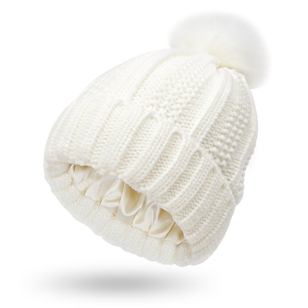 Gorros de satén con forro de seda para mujer, gorros de punto con pompón de piel sintética, para invierno: white