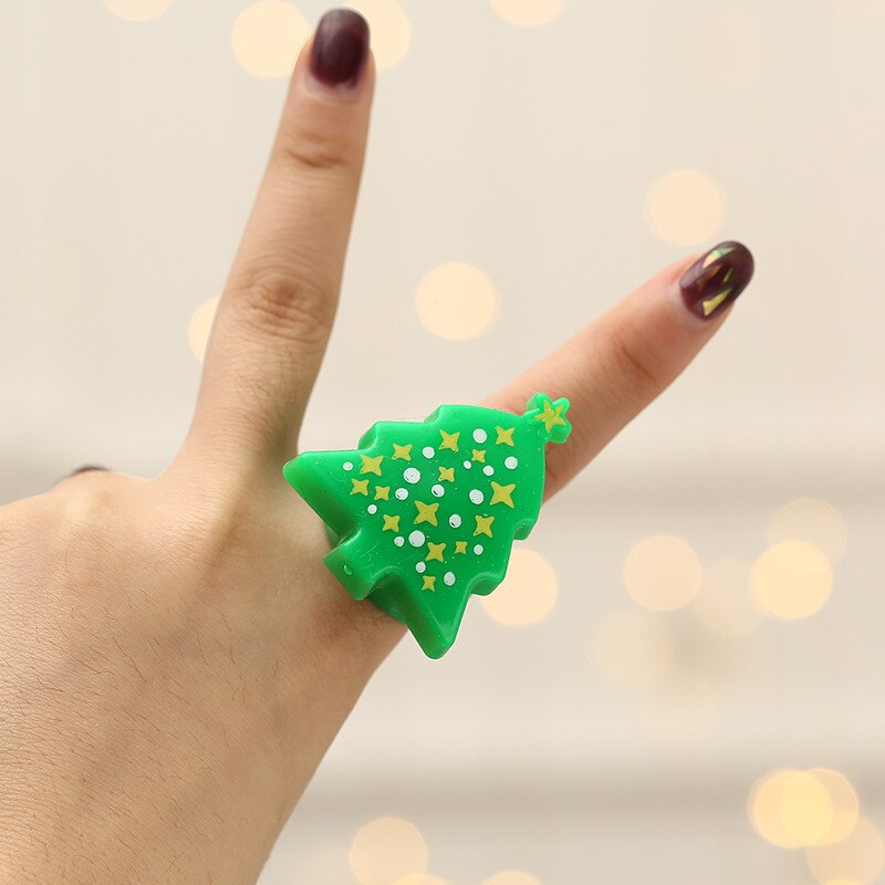 Julbal fest finger ljus glödande leksaker gamla människor snöflingor julgran snögubbe ring ornament