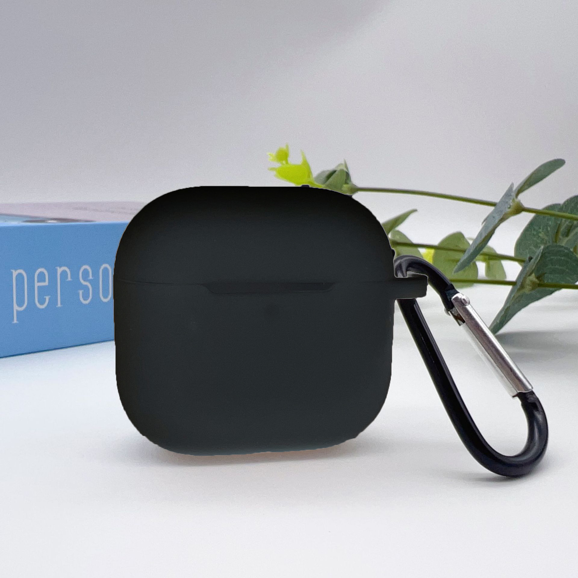 OUIO Funda para auriculares inalámbricos Funda protectora de cobertura total con hebilla colgante, funda para auriculares de gel de sílice para AirPods 4: Negro