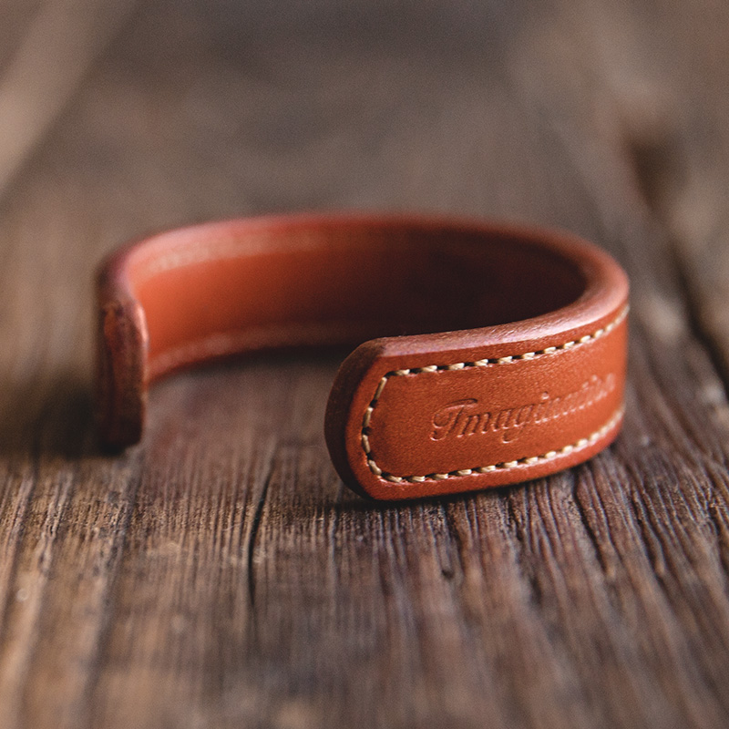 Pulsera de cuero con letras Maden para hombre, brazalete ajustable hecho a mano, color caqui, estampado marrón, joyería India Thunderbird: Color dorado