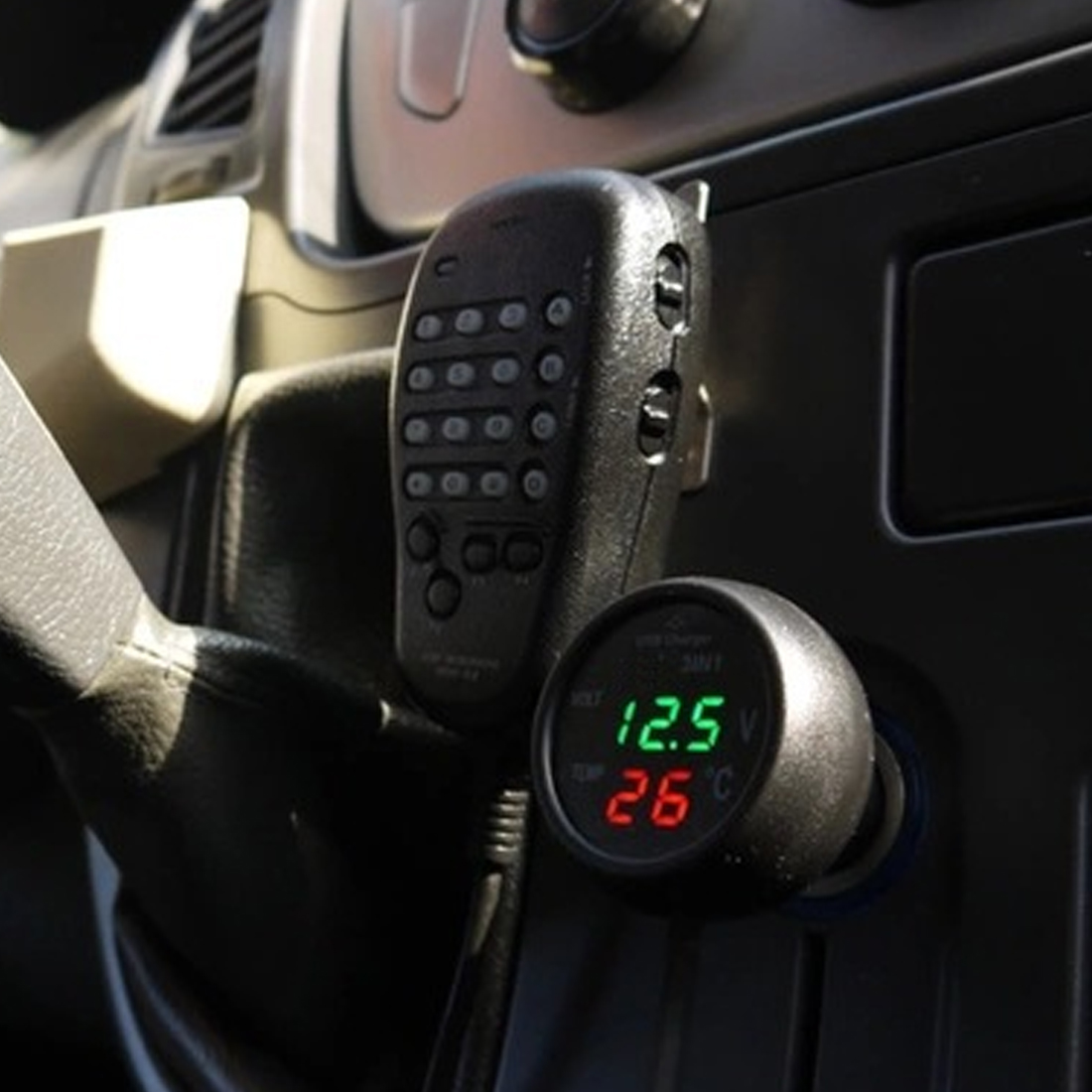 2 in 1 punainen led-auto tupakansytytin digitaalinen volttimittari lämpömittari toimii  to 12/24v yleisauton maastoauto kuorma-auton jännitemittari 1pc