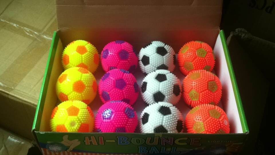 Slumpmässig färg välj led blixt fotboll taggig boll hög studsande bollar massageboll barn leksak glöd fest födelsedagsleksak