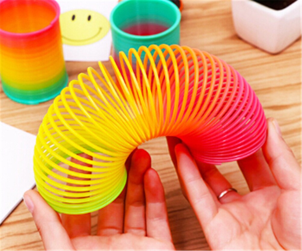 1pz Arcobaleno Cerchio Divertente Giocattoli in Anticipo di Sviluppo Educativi Pieghevole Molla Elicoidale di Plastica Creativi per Bambini Giocattoli Magici