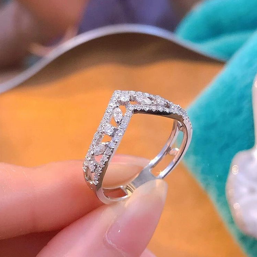 Huitan Verklaring Vinger-Ring Voor Vrouwen Eenvoudige V Luxe Dazzling Cz Stone Bridal Wedding Party Accessoires Sieraden