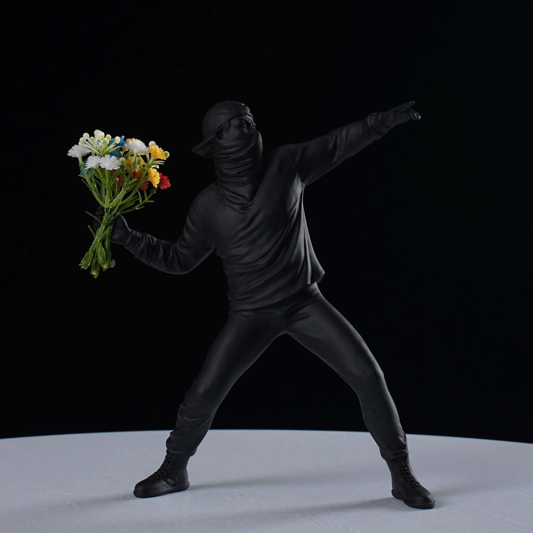 Colección de escultura de Vilead Banksy, estatua lanzadora de flores, arte Pop, globo moderno, estatuilla de niña, decoración del hogar para oficina y calle: Multicolor