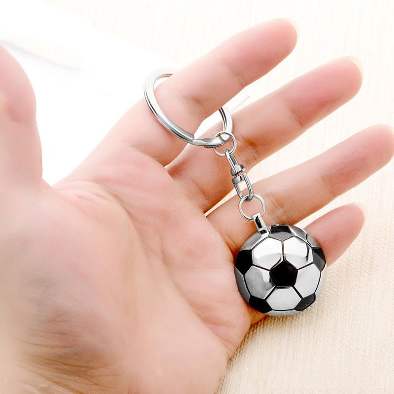 Fodboldfans fodbold vedhæng nøglering metal nøglering halvcirkelformet fodbold bagspejl jubilæum børn fødselsdag