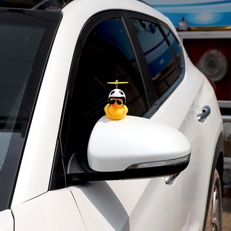 Lucky Duck Society Mooie Auto Ornament Creatieve Auto Dashboard Speelgoed Met Helm En Keten Auto Decoratie Accessoires Ornament