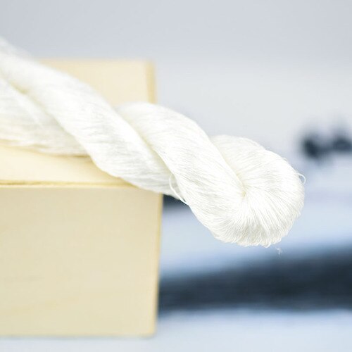 100% bordada de seda natural de Suzhou, línea bordada de seda natural, línea brillante, sedosa especial, color blanco y negro, 1 color, 400m: white