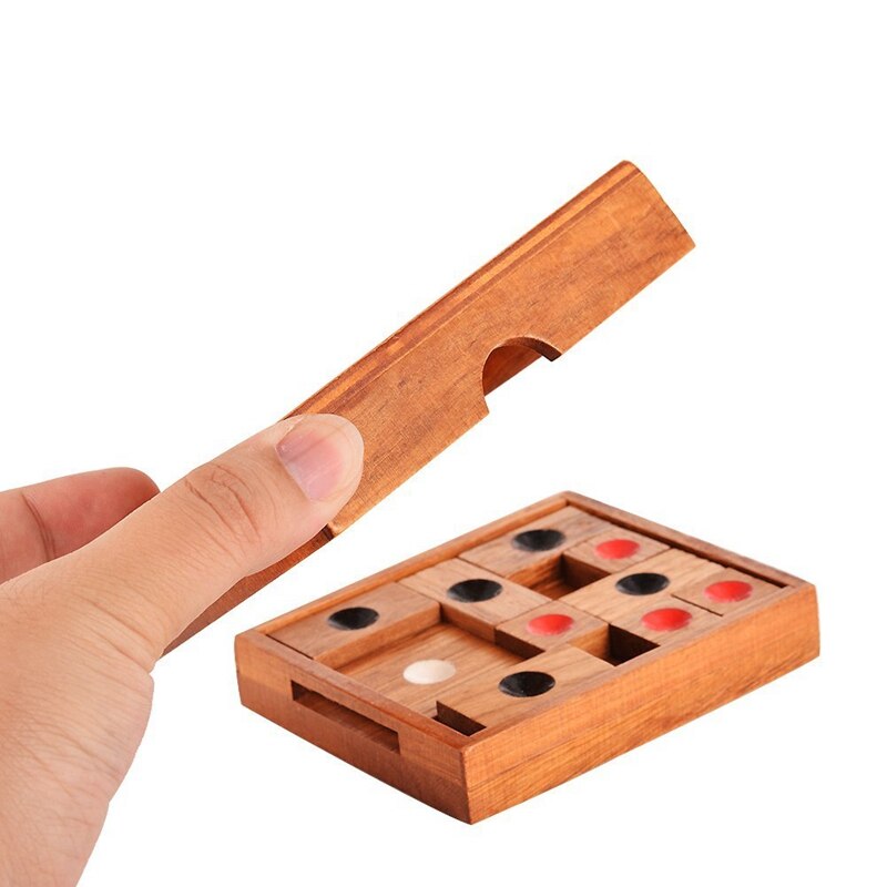 Houten Schuifdeuren Blok Puzzel. Handgemaakte Houten Puzzels, Een Klassieke 3d Houten Brain Teaser Met Een Een Geavanceerde Klotski Puzzel Voor Volwassen