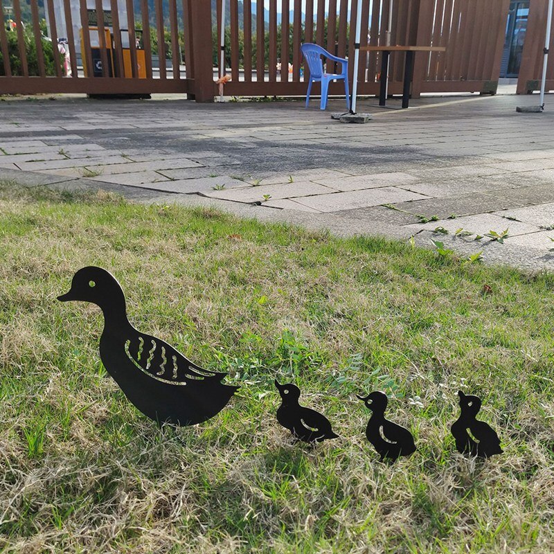 Metal Garden Decorative Wrought Iron Duck Family Grass Garden Ornaments Hollow Garden Ornaments