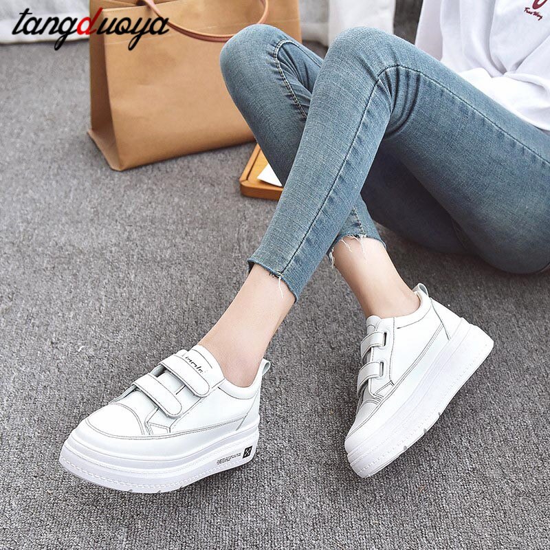 Kvinnors löparskor ökar 4.5cm högklackade sneakers fritidsskor kvinnors plattform tjock botten sport promenadskor