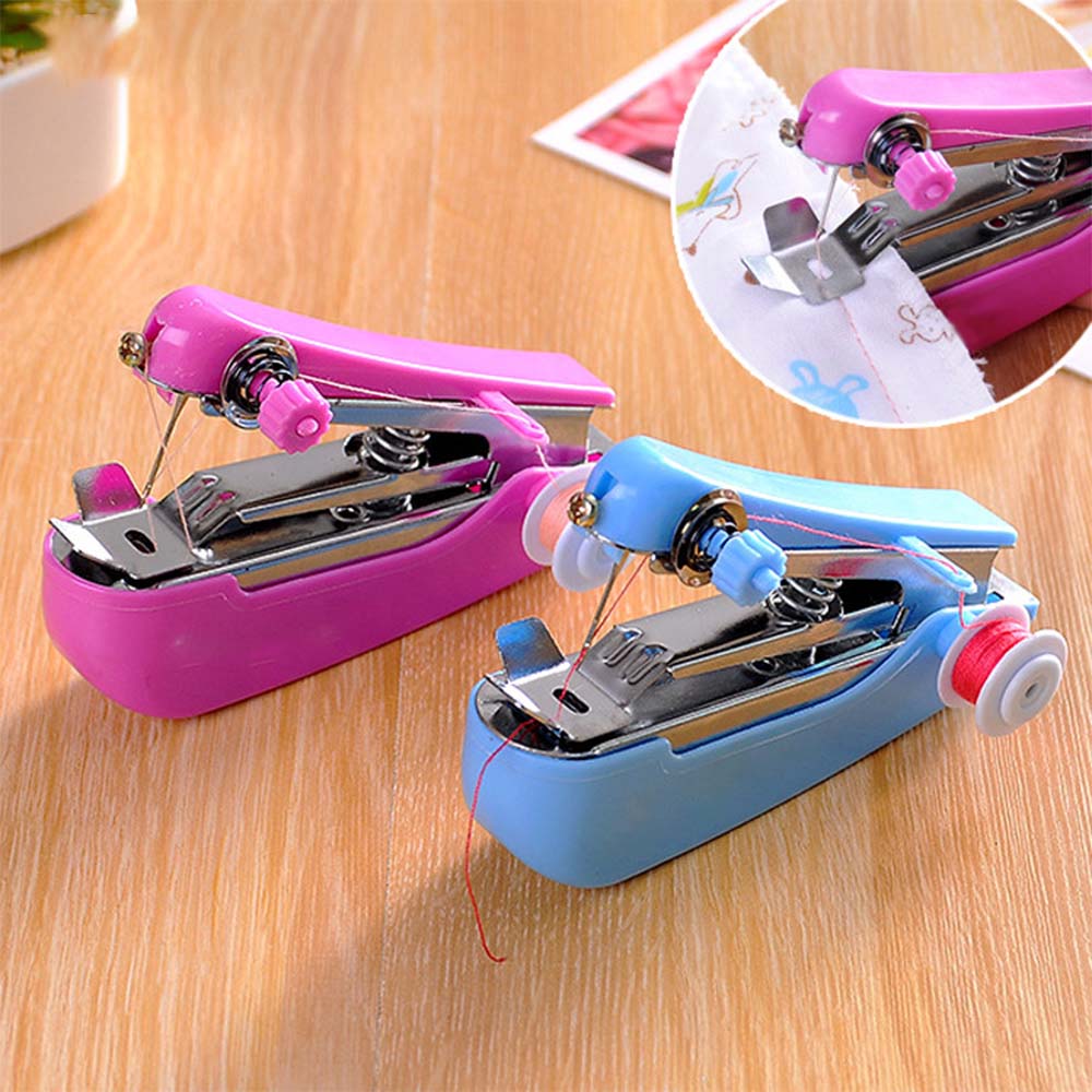 1pc Draagbare Mini Handleiding Naaimachine Eenvoudige Bediening Naaien Gereedschap Naaien Doek Stof Handige Handwerken Tool Willekeurige Kleur