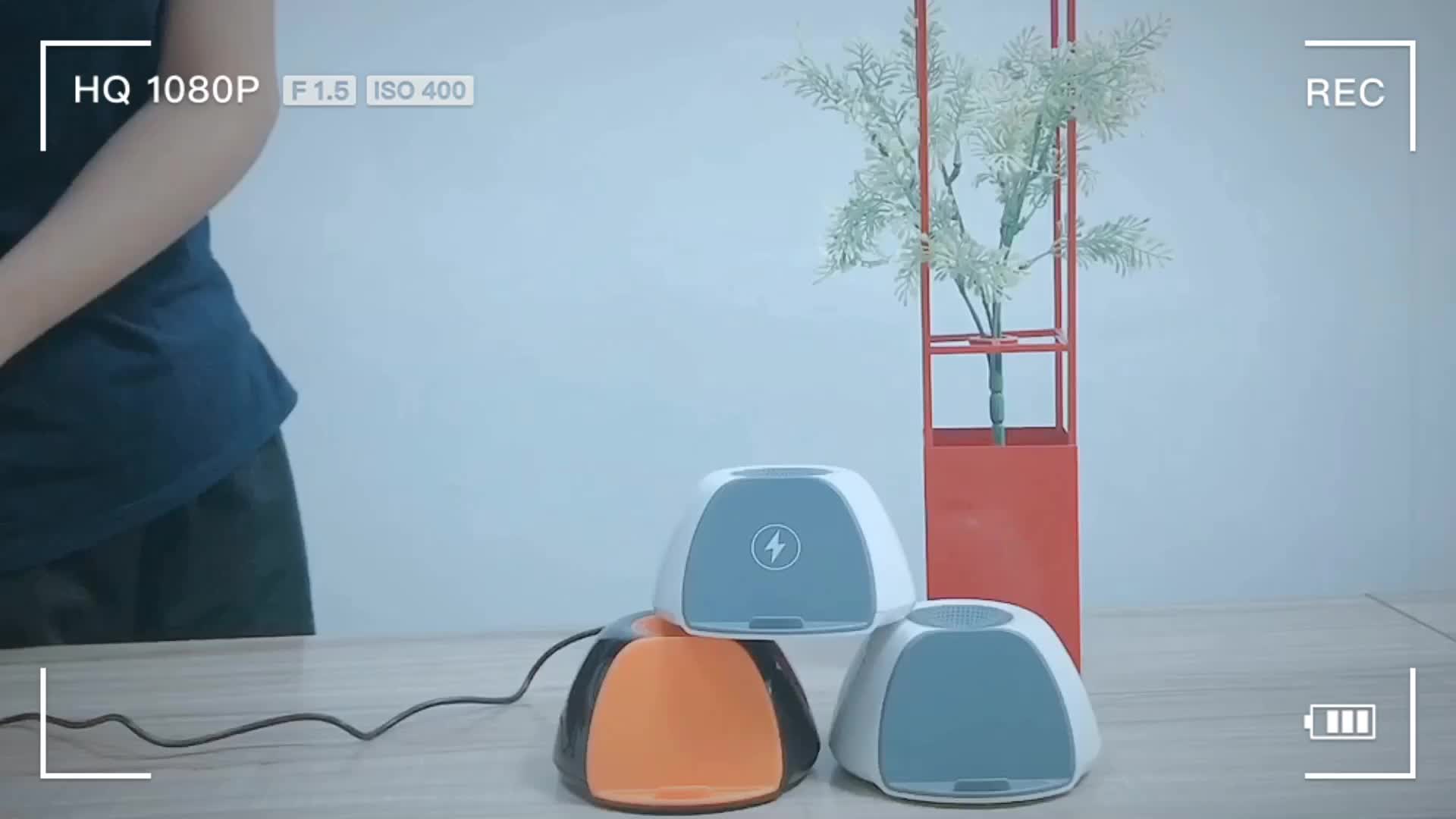 Neubiede draagbare mini draadloze speaker bluetooth met draadloze oplader telefoonhouder bluetooth speakers bureau speakers