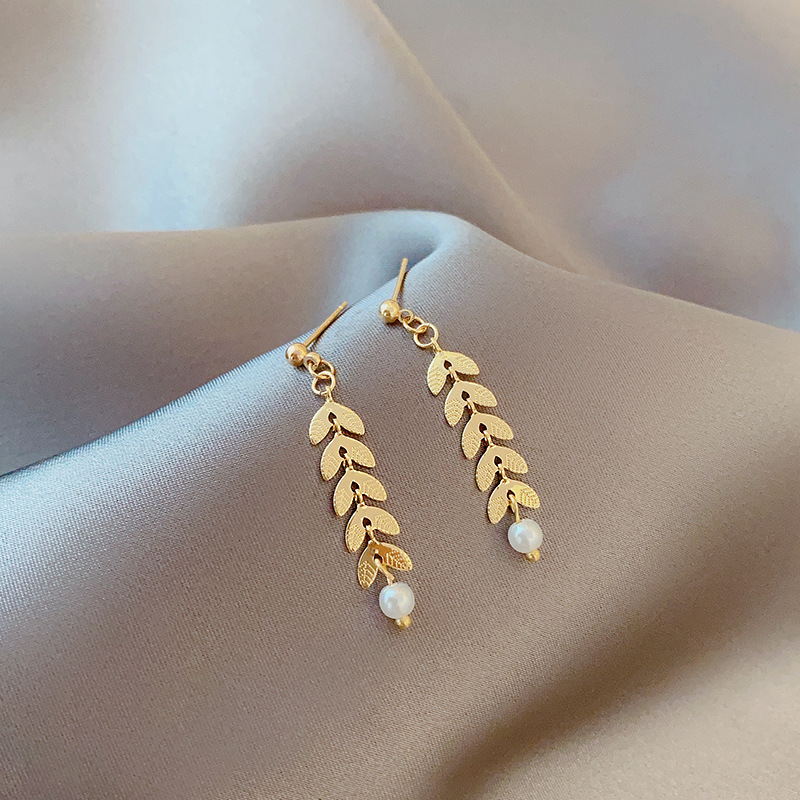 Abito a tre pezzi piccolo design senso grano Spike collana di perle orecchini bracciale set brezza fredda semplice Internet gioielli famosi