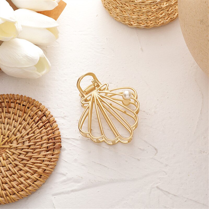 HUANZHI Korean Geometry Star Shell Gold Color Metal Simple Hollow Grip Claw Hair Clip for Women Girls Bath Accessories: 2