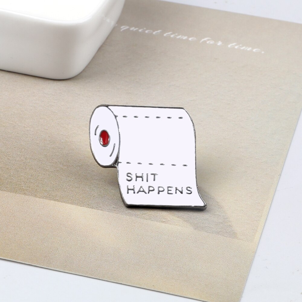 Grappig Emaille Pin Shit Gebeurt Tissue Broche Jeans Jas Revers Pin Badges Rugzak Decoratie Sieraden Cadeau Voor Vriend