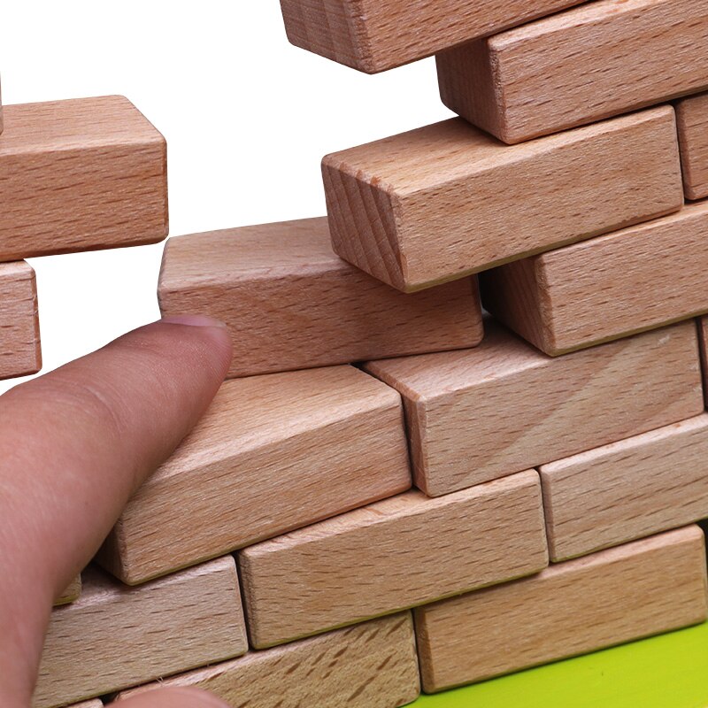 Intellectuele uitdaging voor kinderen: houten speelgoed, blokken, cartoon, kip, muur breken, jenga, educatief speelgoed voor kinderen.