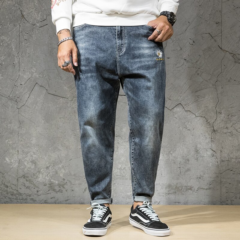 Plus Größe 5XL 6XL 7XL Herrenmode Pluderhosen Jeans Kleine Gänseblümchen Stickerei verlieren und lässig strecken Denim Hosen Männlichen Kleidung: grau Blau / XL-34