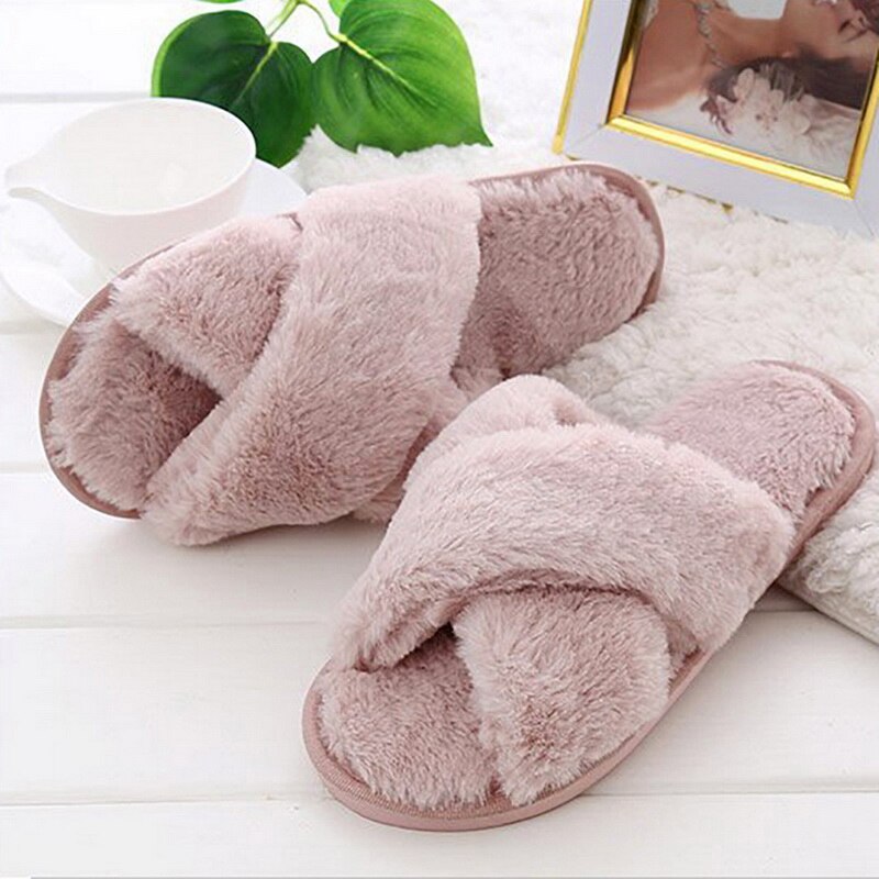 Kvinnor fluffiga vintertofflor kors plysch öppen tå sandal mjuka platta skor varm fuskpäls toffel hem kvinnliga komfortskor: Rosa / 40-41