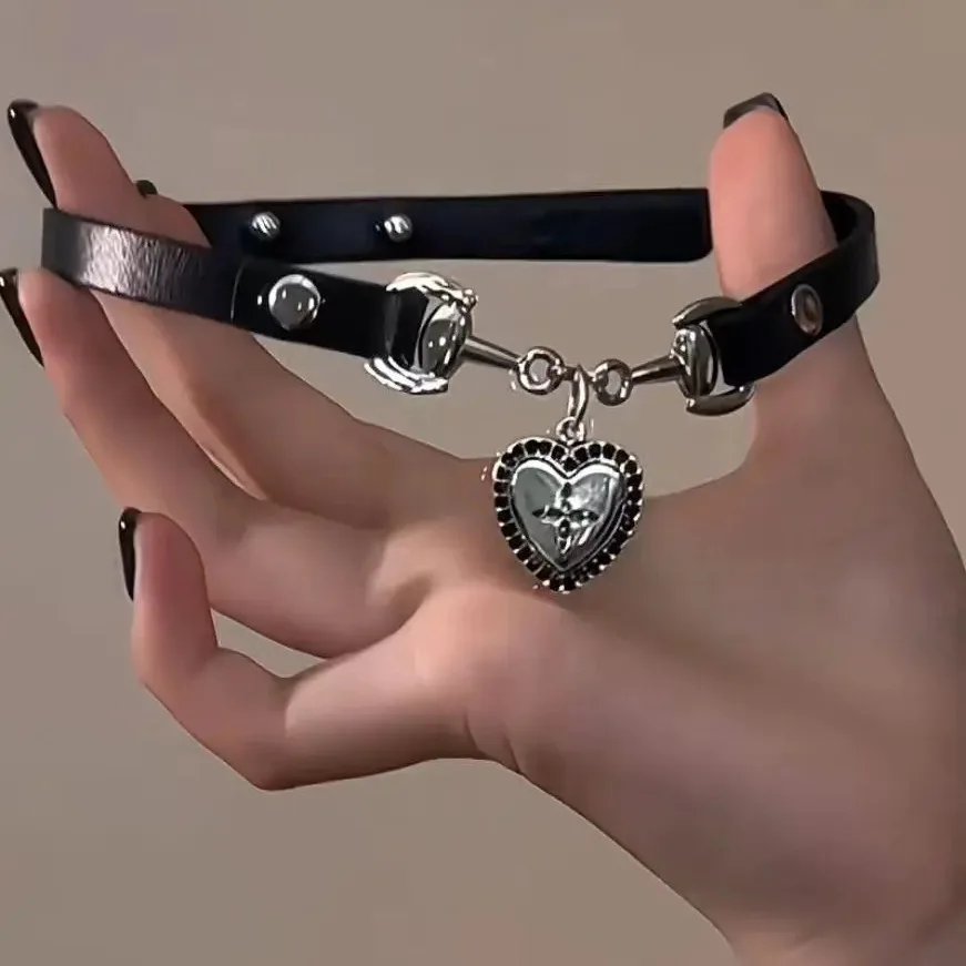 Goottilainen  y2k punaista perhostähti sydänristiriipus aave kynsi kaulanauha riipukset kaulakorut naiset esteettiset asusteet grunge korut