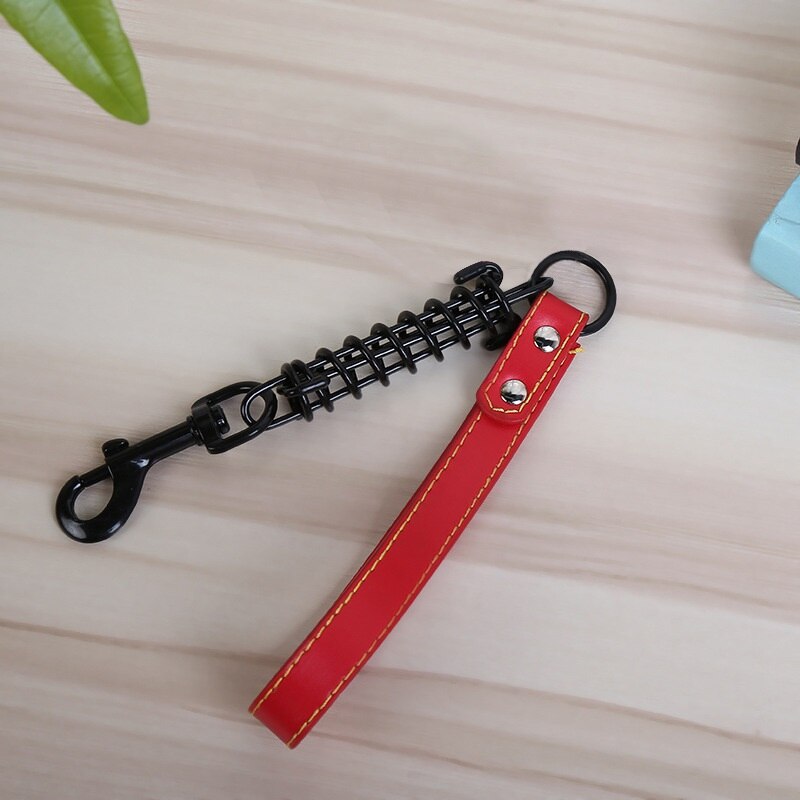 Hond Korte ketting leash explosieveilige grote hond lood PU lederen handvat grote hondenriemen Lente buffer zwart metalen huisdier tractie: Rood