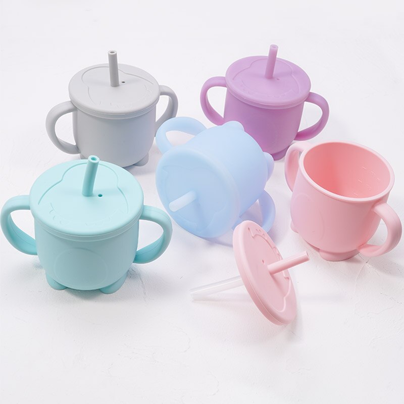 Babybekers van stevig siliconen met een rietje voor peuters met een siliconen deksel, waterbekers van voedingskwaliteit voor kinderen.