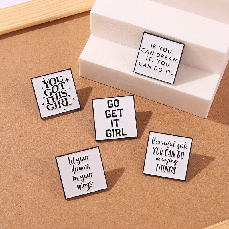 Mode Eenvoudige Brief Legering Emaille Broche Persoonlijkheid Unieke Meisje Droom Tekst Badge Creatieve Trendy Revers Rugzak Sieraden