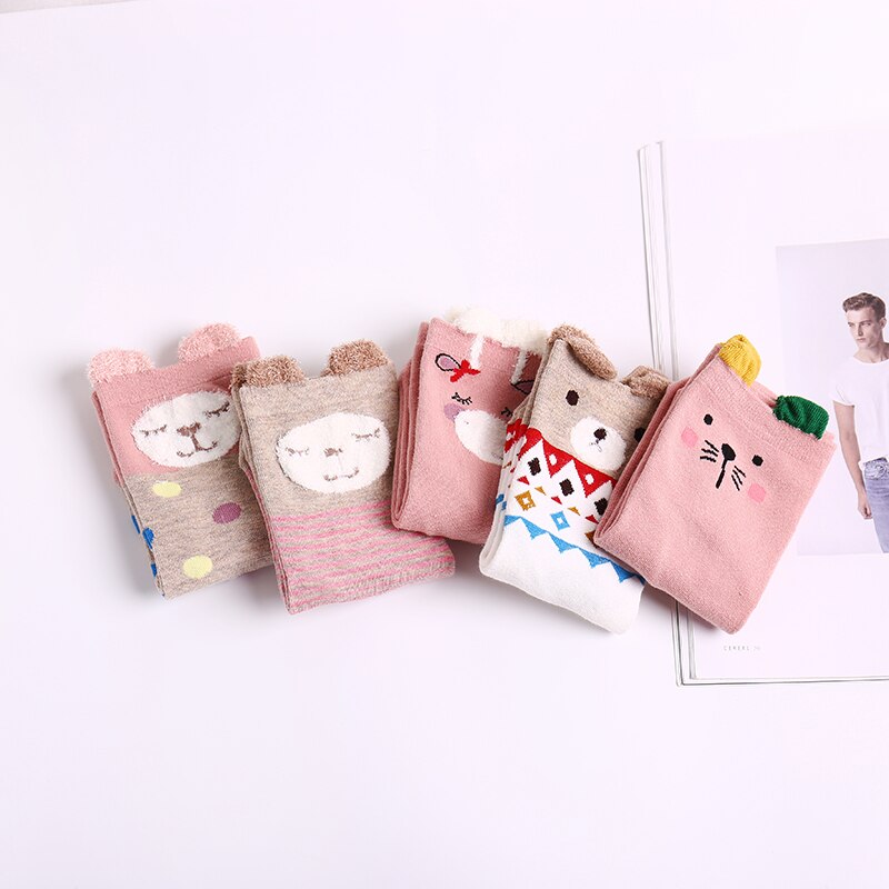 1 par anländer kvinnor bomullsstrumpor färgglada fyrkantiga söta björnöron korta strumpor fritidsdjur öron röda gril in tubstrumpor 35-40