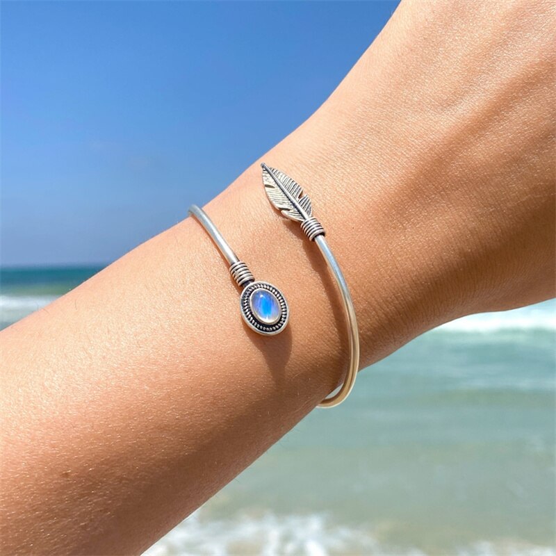 Vintage Stijl Trend Vrouwen Ingelegd Maansteen Armbanden Boho Stijl Glamour Dames Metalen Veer Armband Anniversary Sieraden