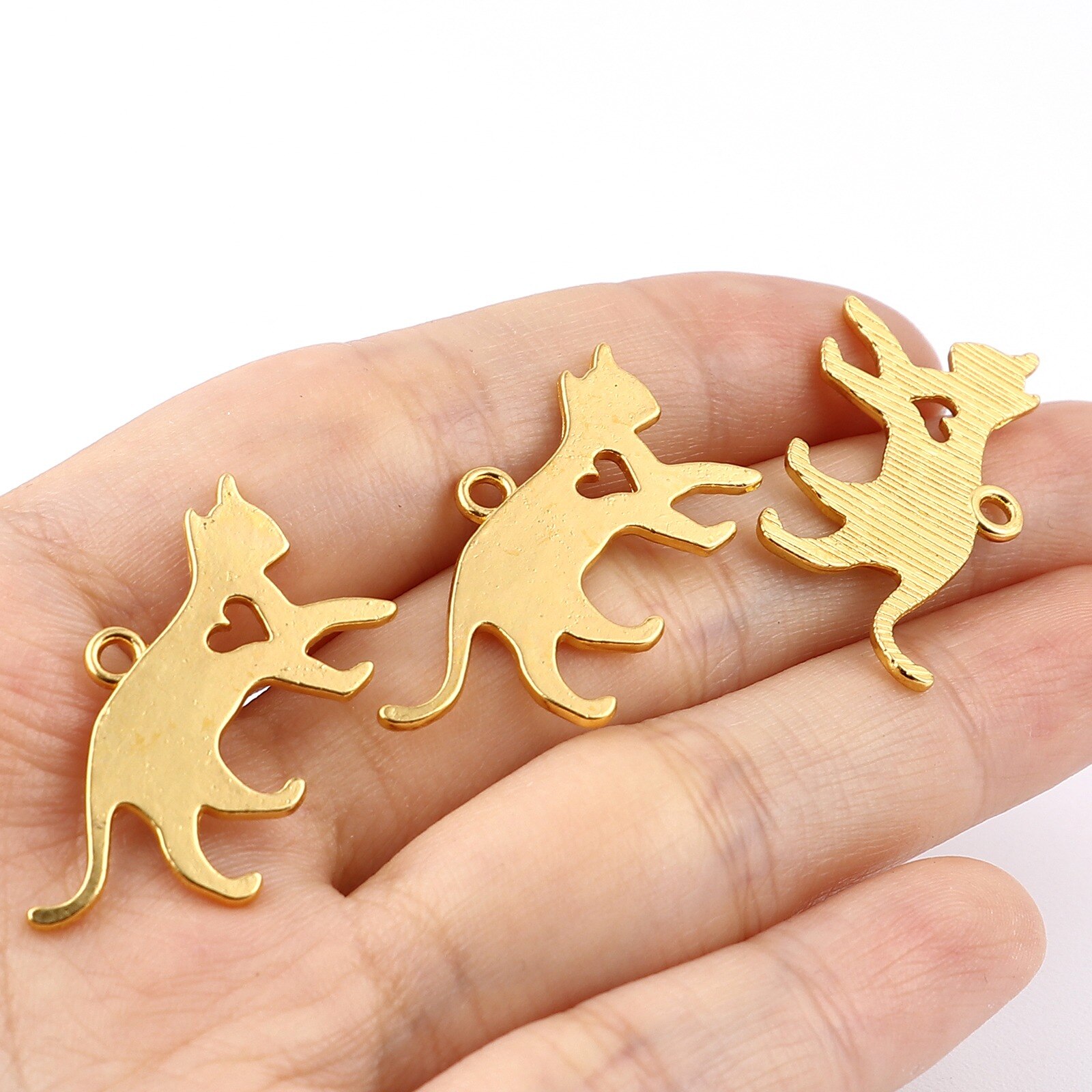 50PCs ciondolo in lega di zinco a base di gatto per gioielli collana che fanno orecchini Color oro Cat Animal Series bracciale fai da te